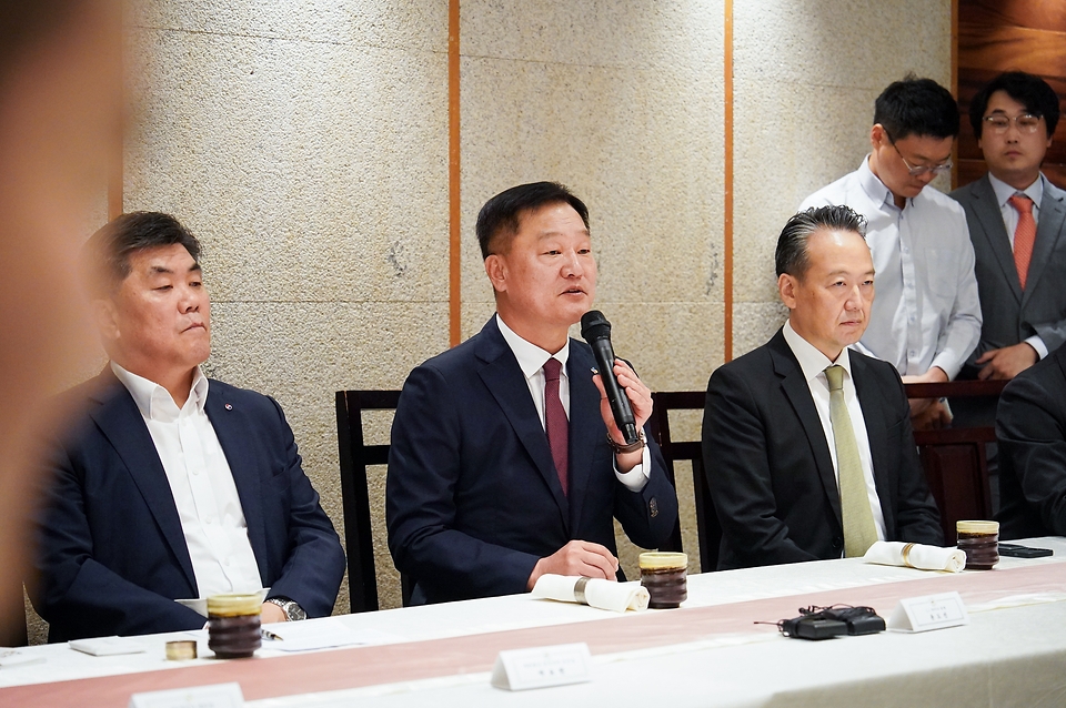윤도선 CJ차이나 총재가 13일(현지시간) 중국 베이징시 차오양구의 한식당에서 열린 ‘중국 진출 기업인과의 대화’에 참석해 발언하고 있다.