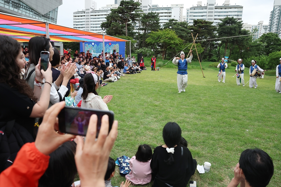 <p>15일 서울 용산구 국립한글박물관에서 열린 2024년 국립한글박물관 제627돌 세종대왕 나신 날 기념행사에서 버나놀음 공연이  펼쳐지고 있다. </p>