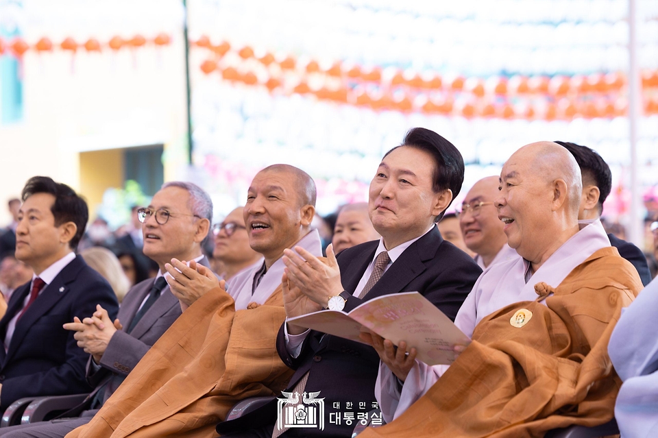 윤석열 대통령이 15일 서울 종로구 조계사에서 열린 ‘불기 2568년 부처님오신날 봉축법요식’에서 박수치고 있다. 