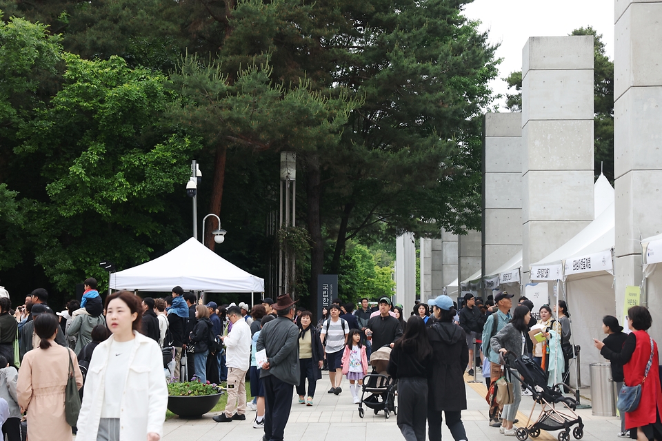 <p>15일 서울 용산구 국립한글박물관에서 열린 2024년 국립한글박물관 제627돌 세종대왕 나신 날 기념행사에 시민들로 북적이고 있다. </p>