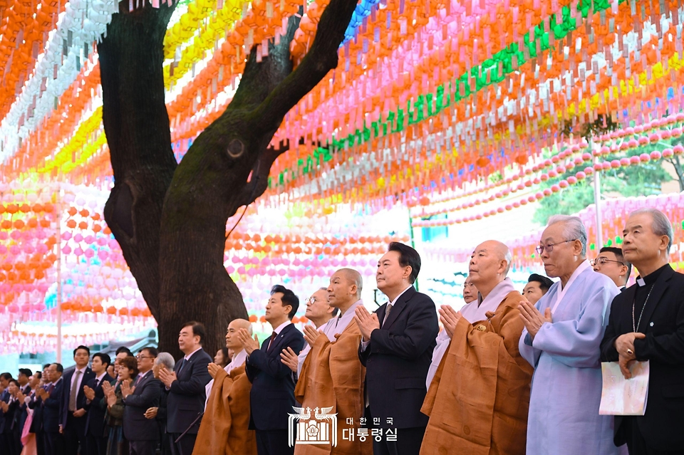 윤석열 대통령이 15일 서울 종로구 조계사에서 열린 ‘불기 2568년 부처님오신날 봉축법요식’에서 합장하고 있다. 