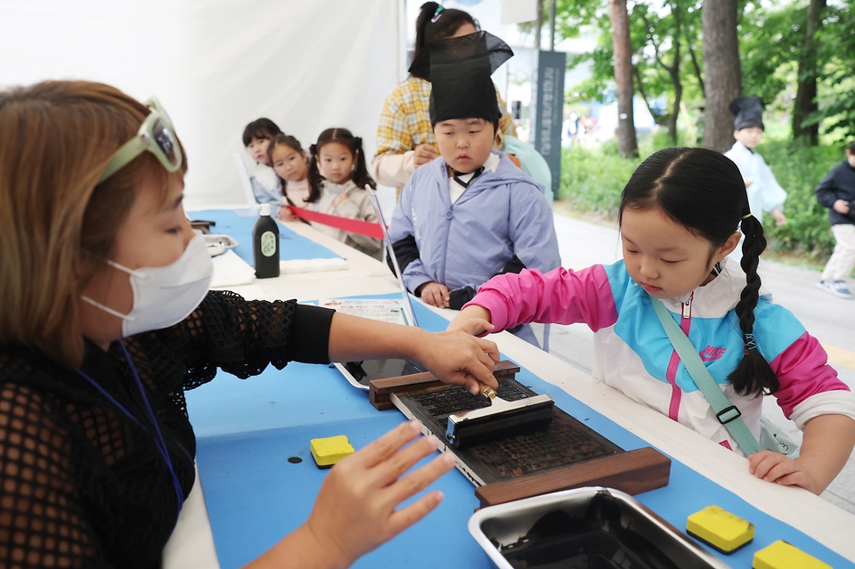 <p>15일 서울 용산구 국립한글박물관에서 열린 2024년 국립한글박물관 제627돌 세종대왕 나신 날 기념행사에서 어린이들이 한글 탁본 체험을 하고 있다. </p>