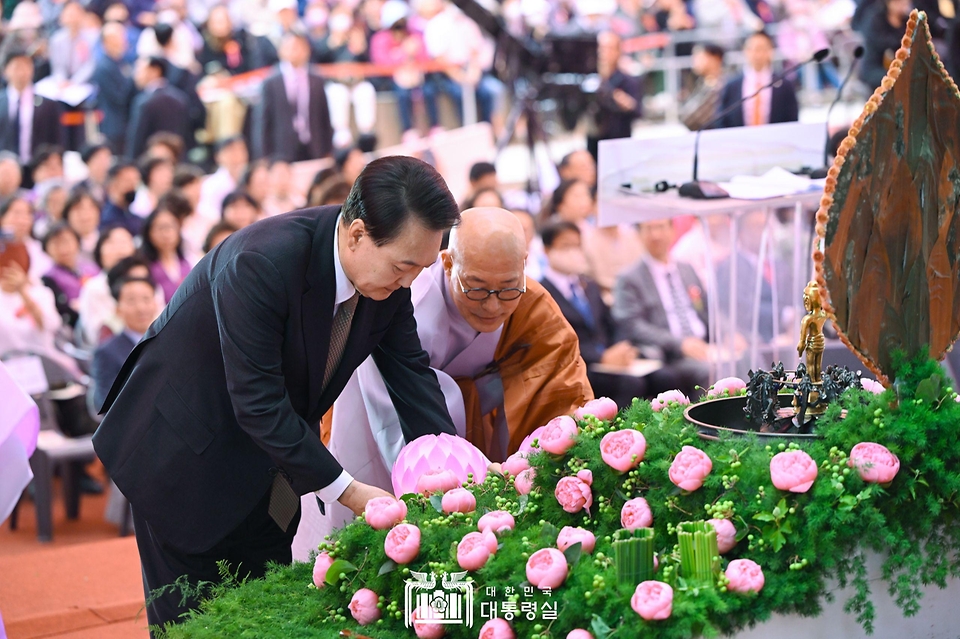 윤석열 대통령이 15일 서울 종로구 조계사에서 열린 ‘불기 2568년 부처님오신날 봉축법요식’에서 조계종 총무원장 진우 스님과 함께 헌등하고 있다. 