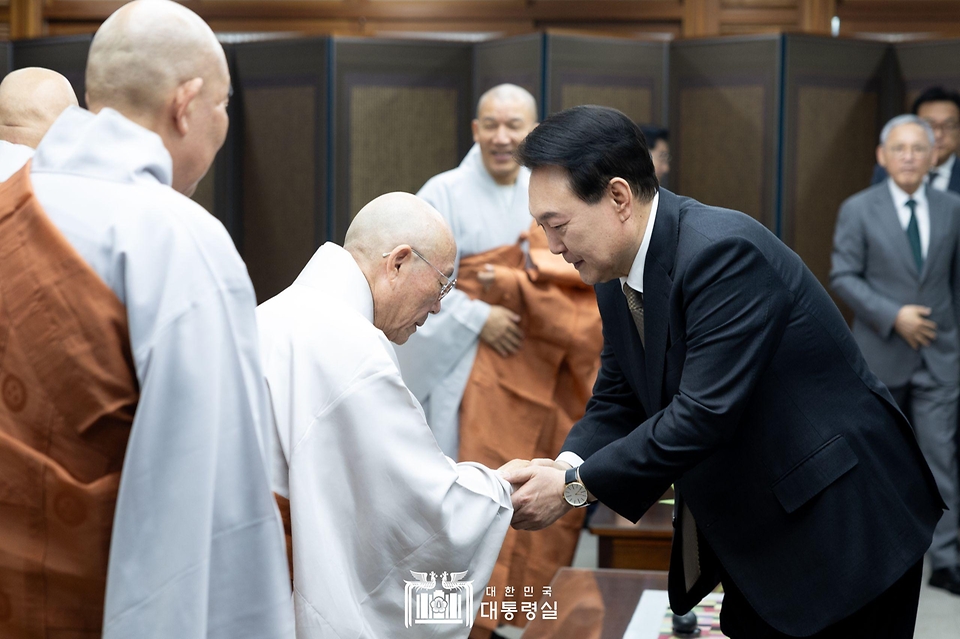 윤석열 대통령이 15일 서울 종로구 불교역사문화관에서 열린 봉축법요식 사전환담에서 참석한 스님들과 인사하고 있다.