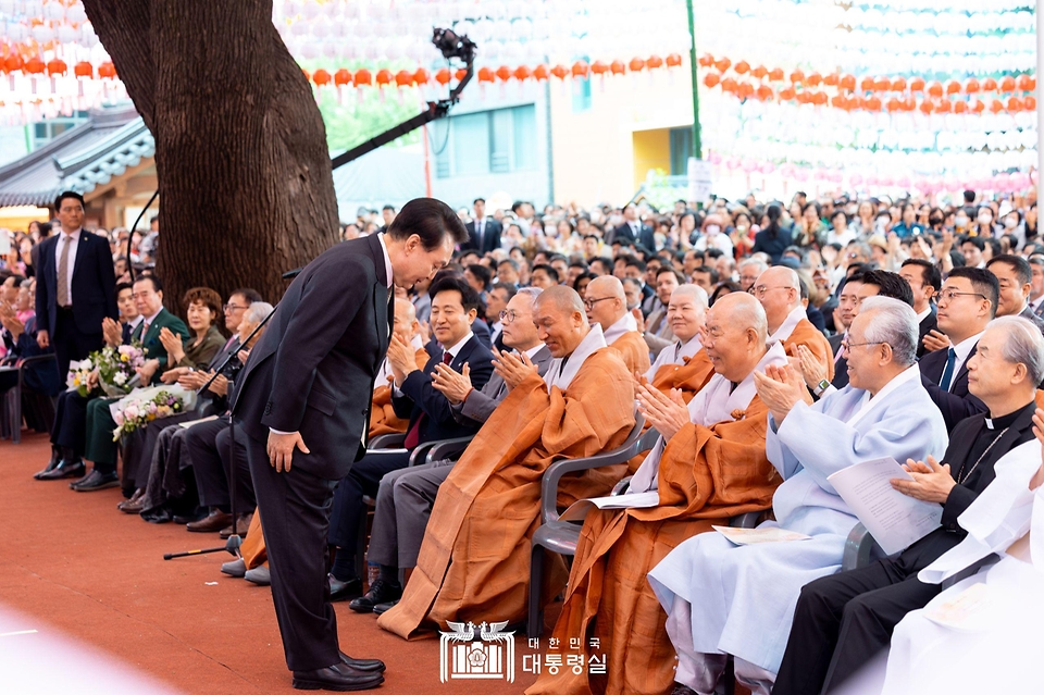 윤석열 대통령이 15일 서울 종로구 조계사에서 열린 ‘불기 2568년 부처님오신날 봉축법요식’에서 참석자들에게 인사하고 있다. 
