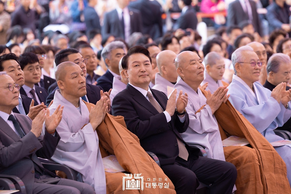 윤석열 대통령이 15일 서울 종로구 조계사에서 열린 ‘불기 2568년 부처님오신날 봉축법요식’에서 박수치고 있다.