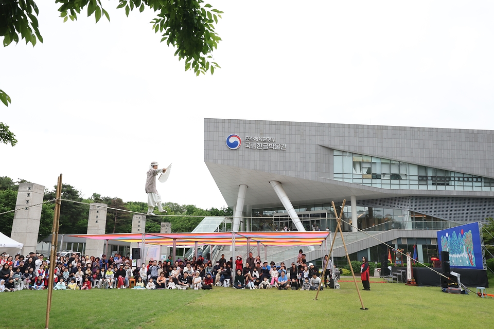 <p>15일 서울 용산구 국립한글박물관에서 열린 2024년 국립한글박물관 제627돌 세종대왕 나신 날 기념행사에서 줄타기 공연이 펼쳐지고 있다. </p>