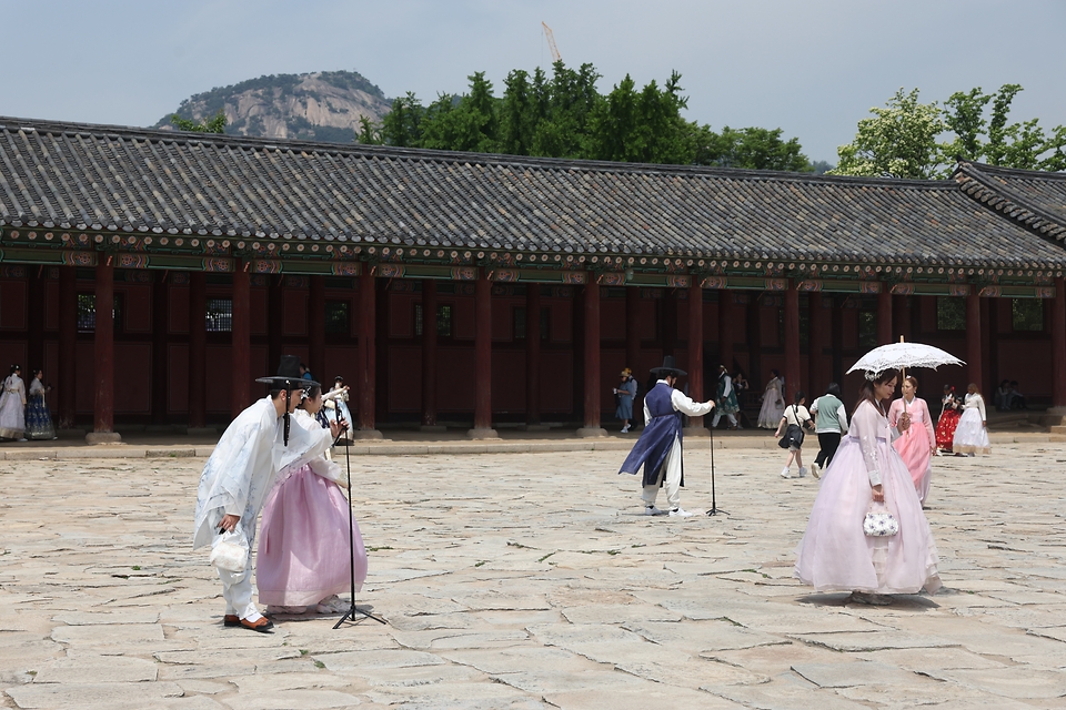 <p>17일 서울 종로구 경복궁에서 외국인 관광객들이 기념사진을 찍고 있다. </p>