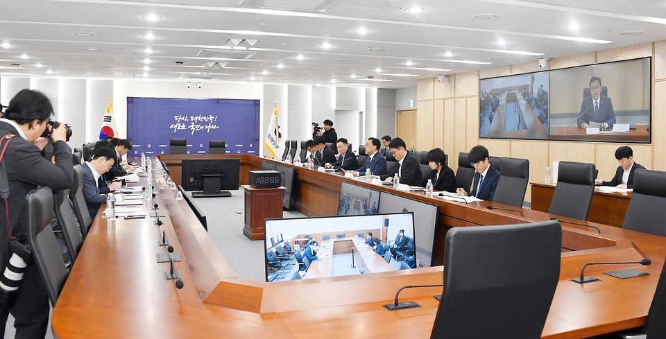 김병환 기획재정부 차관이 17일 정부세종청사에서 열린 ‘제17차 일자리 TF 겸 제21차 물가관계차관회의’에서 발언하고 있다. 