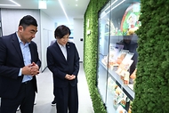 송미령 농식품부 장관, 라이스밀크 출시 예정인 신세계푸드 연구소 방문 사진 4