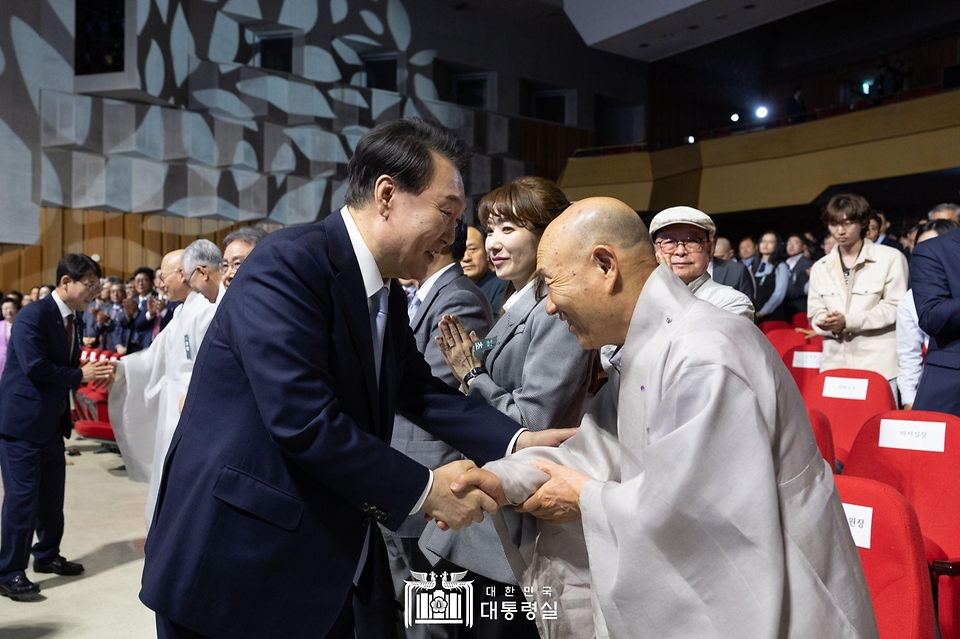 윤석열 대통령이 17일 대전 서구 정부대전청사에서 열린 ‘국가유산청 출범식’에서 참석자들과 인사하고 있다.