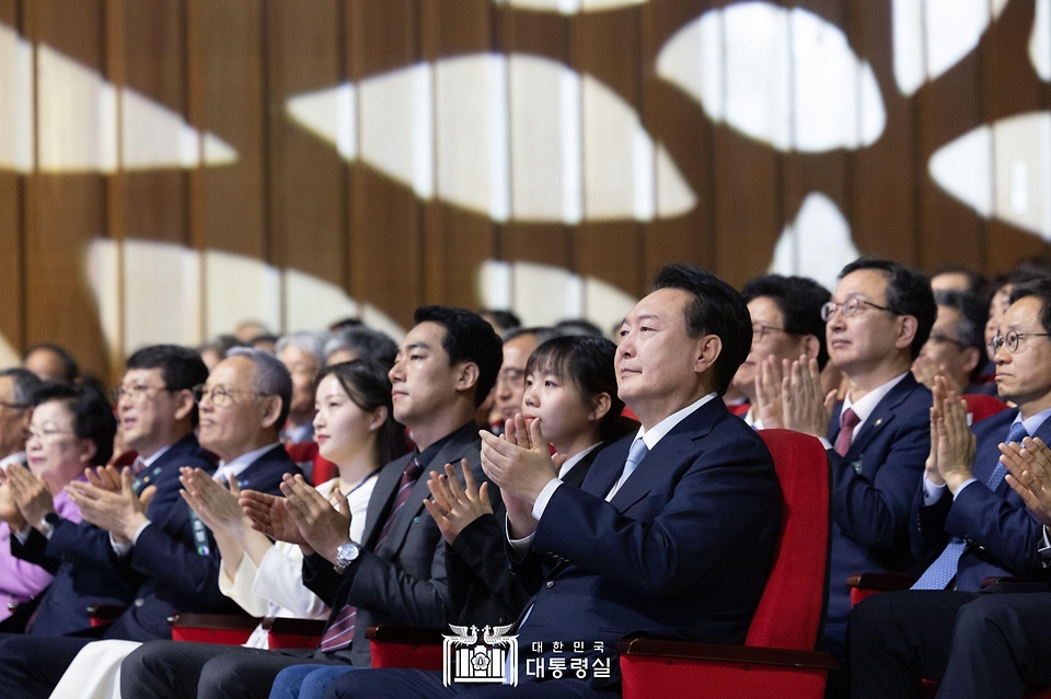 윤석열 대통령이 17일 대전 서구 정부대전청사에서 열린 ‘국가유산청 출범식’에서 박수치고 있다.
