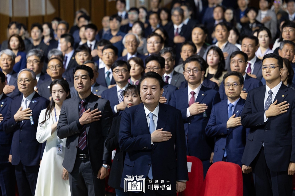 윤석열 대통령이 17일 대전 서구 정부대전청사에서 열린 ‘국가유산청 출범식’에서 국기에 경례하고 있다.