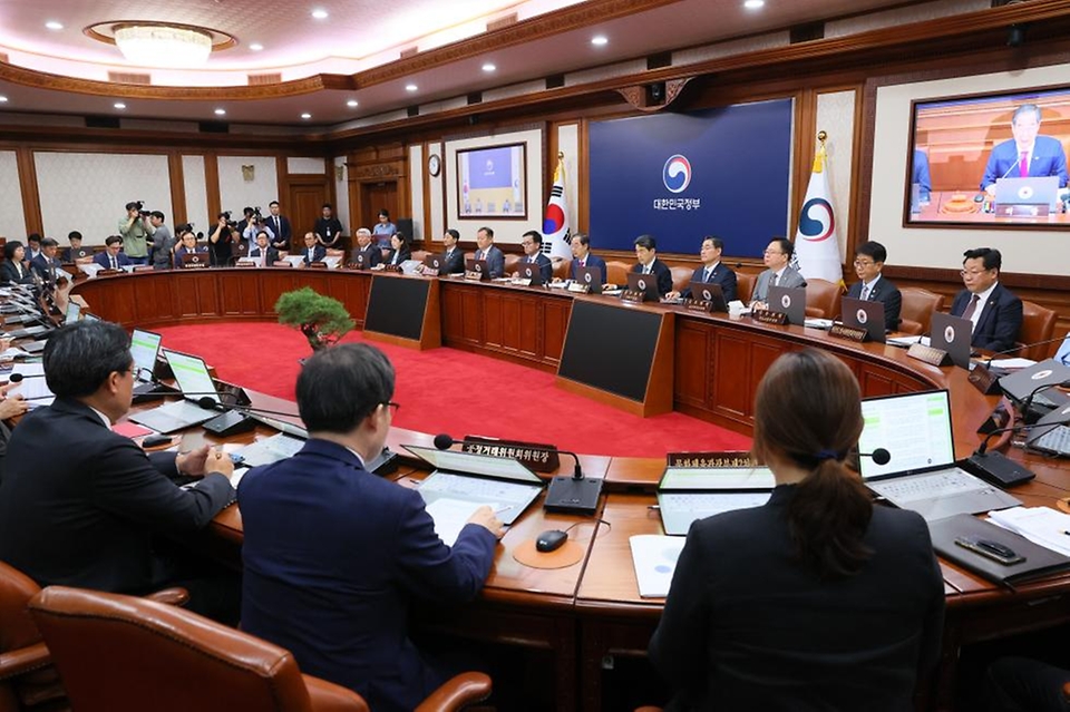 한덕수 국무총리가 21일 서울 종로구 정부서울청사에서 열린 ‘제22회 국무회의’를 주재하고 있다.