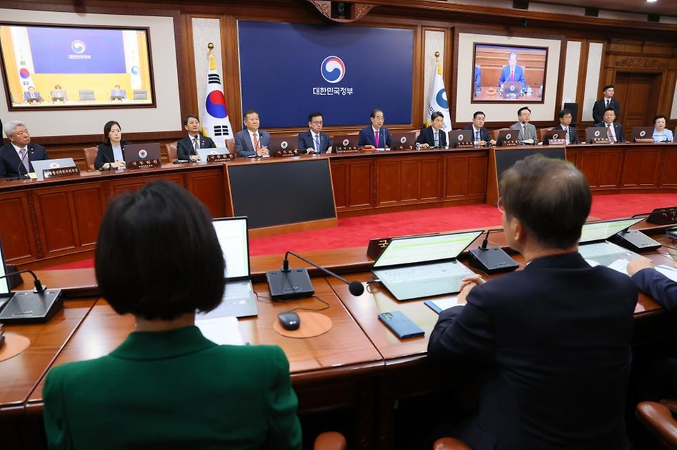 한덕수 국무총리가 21일 서울 종로구 정부서울청사에서 열린 ‘제22회 국무회의’를 주재하고 있다. 