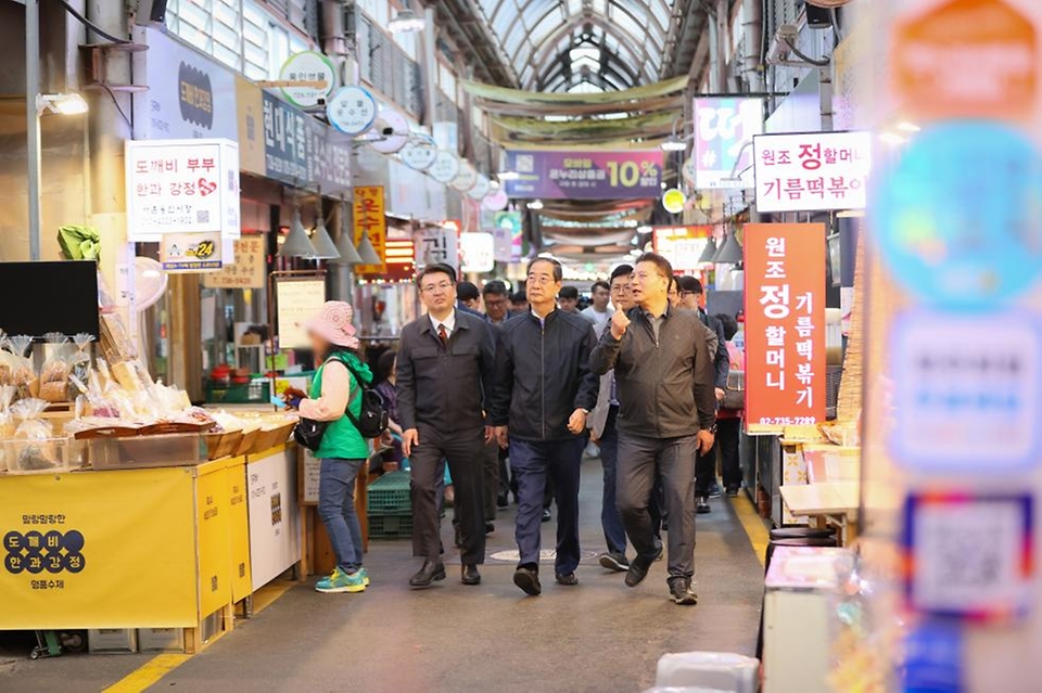 한덕수 국무총리가 20일 서울 종로구 통인시장을 방문해 점포를 둘러보고 있다. 