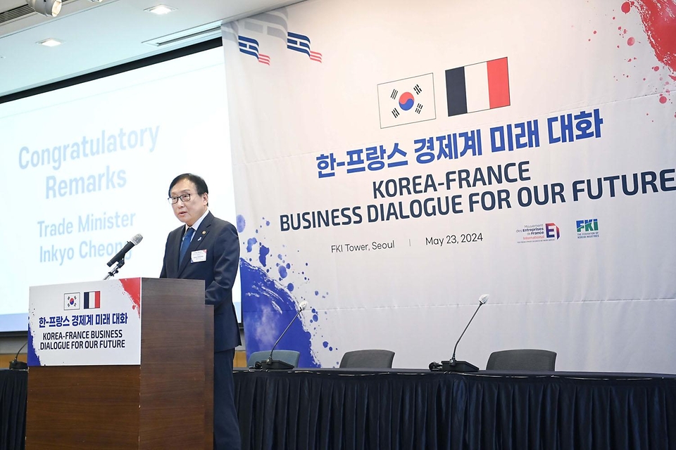 정인교 산업통상자원부 통상교섭본부장이 23일 서울 영등포구 FKI타워에서 열린 ‘제1차 한-프랑스 경제계 미래 대화 회의’에 참석해 축사하고 있다. 