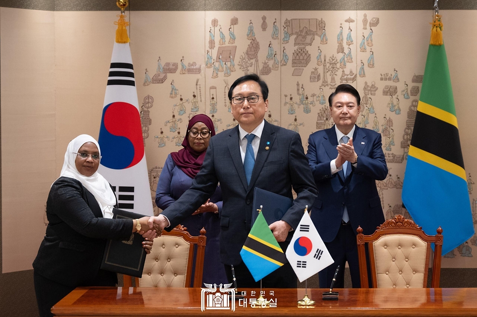 정인교 산업통상자원부 통상교섭본부장과 아샤튜 카치왐바 키자지(Ashatu Kachwamba Kijaji) 탄자니아 산업통상장관이 2일 서울 용산 대통령실 청사에서 윤석열 대통령과 사미아 술루후 하산(Samia Suluhu Hassan) 탄자니아 대통령이 배석한 가운데 열린 한·탄자니아 경제동반자협정(EPA) 협상 개시 선언에 서명한 뒤 기념 촬영을 하고 있다. 