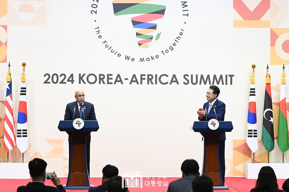 윤석열 대통령이 4일 경기도 고양시 킨텍스에서 열린 ‘2024 한-아프리카 정상회의 공동언론발표’에 참석, 아프리카연합(AU) 의장 모하메드 울드 셰이크 엘 가즈아니 모리타니아 대통령의 회의 성과 발표를 들은 뒤 박수치고 있다. 