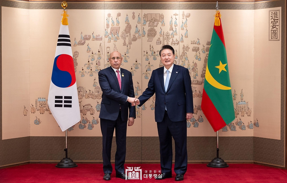 윤석열 대통령이 5일 서울 용산 대통령실 청사에서 모하메드 울드 셰이크 엘 가즈아니(Mohamed Ould Cheikh El Ghazouani) 모리타니아 대통령과 정상회담에 앞서 기념 촬영을 하고 있다. 