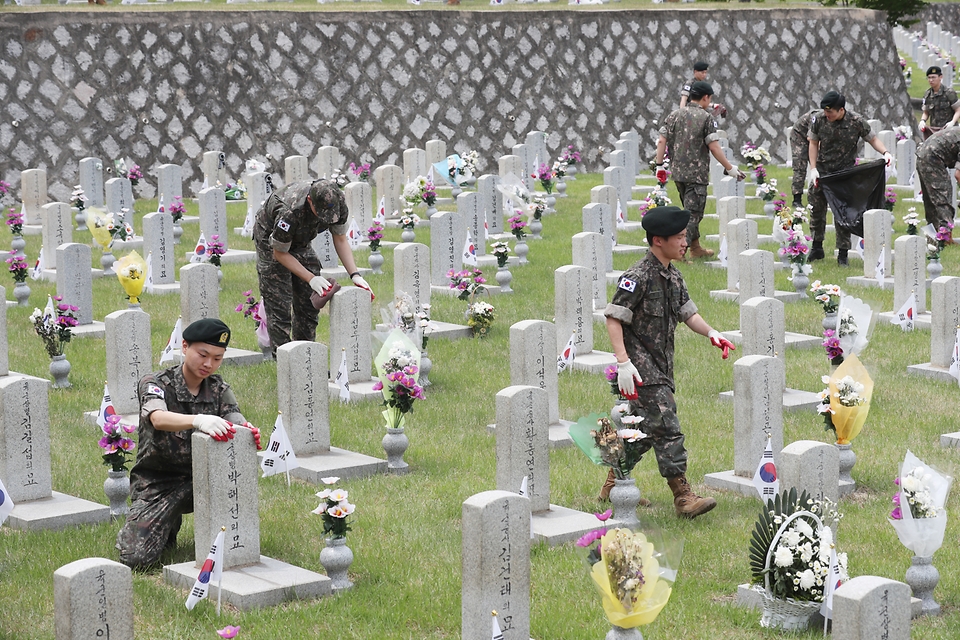 호국보훈의 달 6월을 맞아 7일 서울 동작구 국립서울현충원을 찾은 군 장병들이 묘역 정화 활동을 하고 있다. 