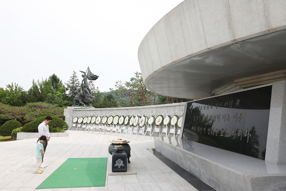 호국보훈의 달 6월을 맞아 7일 서울 동작구 국립서울현충원을 찾은 참배객들이 현충탑애서 추모를 하고 있다. 