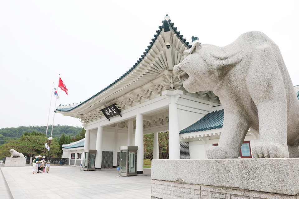 호국보훈의 달 6월을 맞아 7일 서울 동작구 국립서울현충원을 찾은 어린이 참배객들이 현충문으로 향하고 있다. 