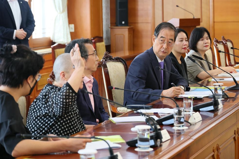 한덕수 국무총리가 13일 서울 종로구 정부서울청사에서 열린 환자 단체와의 간담회에서 발언을 듣고 있다.