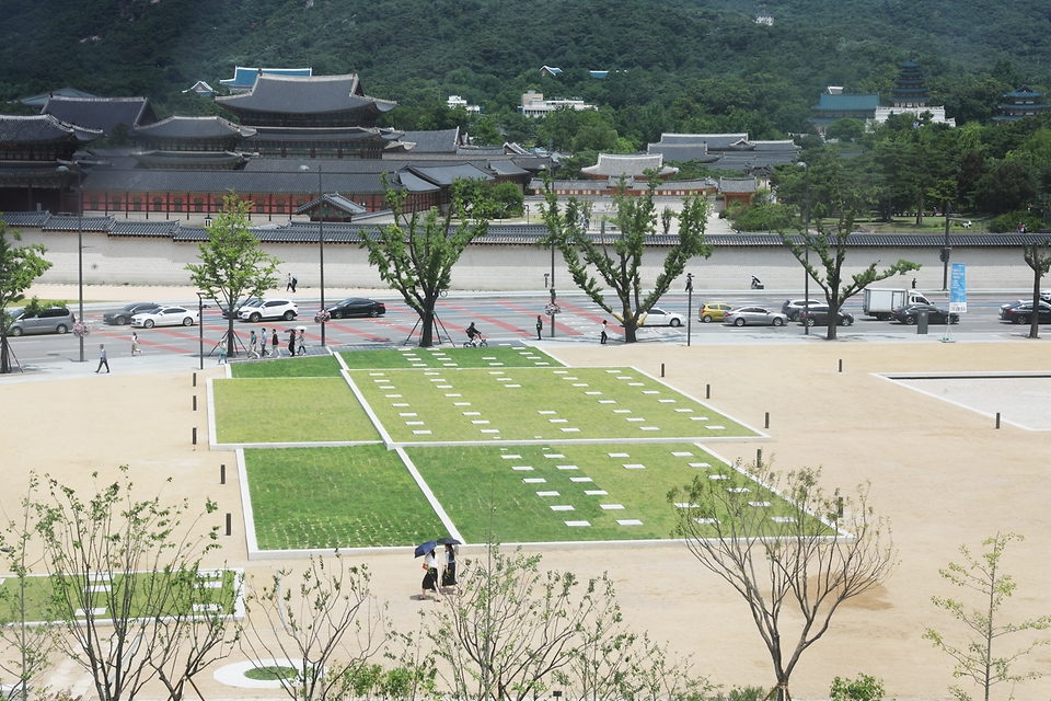 25일 서울 종로구 의정부지 역사유적광장에서 시민들이 산책을 하고 있다. 국가유산 사적 의정부지는 조선시대부터 서울 역사의 증위를 간직한 장소로 다음 달 정식 개장할 예정이다.