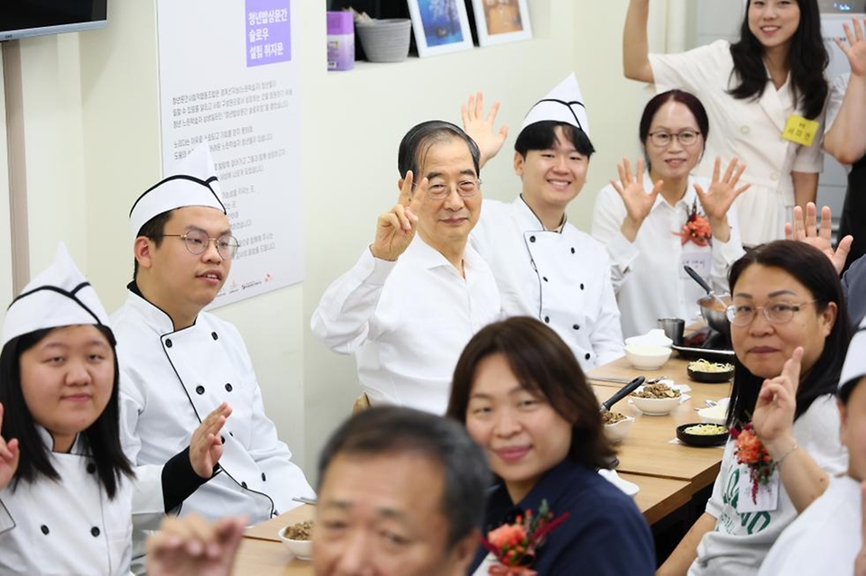 한덕수 국무총리가 7일 서울 종로구 청년밥상문간 슬로우점을 방문해 경계선지능 청년 직원들과 기념 촬영을 하고 있다.