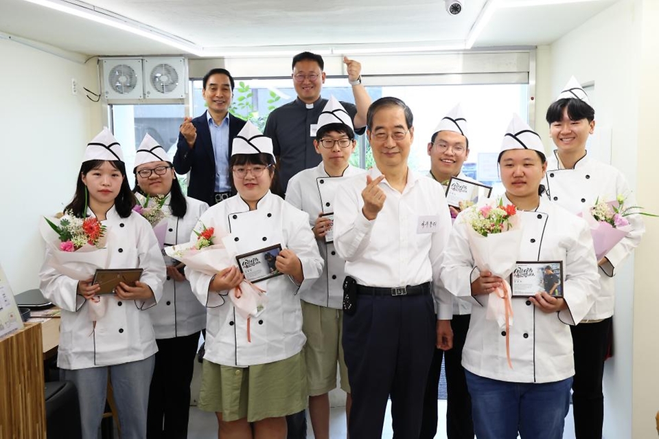한덕수 국무총리가 7일 서울 종로구 청년밥상문간 슬로우점을 방문해 경계선지능 청년 직원들과 기념 촬영을 하고 있다.