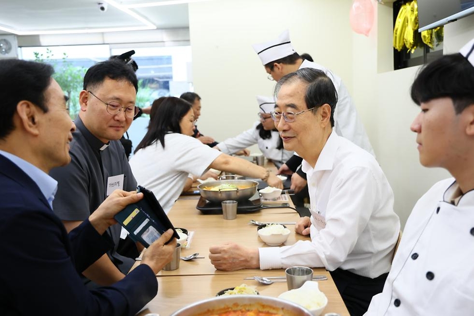 한덕수 국무총리가 7일 서울 종로구 청년밥상문간 슬로우점을 방문해 경계선지능 청년과 보호자들을 만나 대화하고 있다.