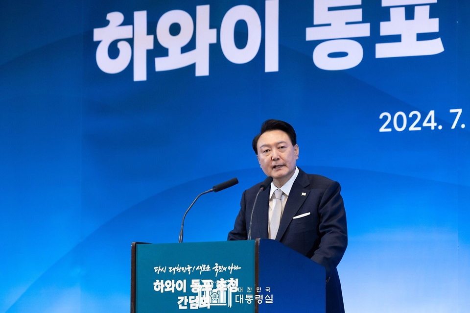윤석열 대통령이 8일(현지시간) 미국 하와이 호놀룰루 쉐라톤 와이키키 호텔에서 열린 동포 초청 간담회에서 인사말을 하고 있다.