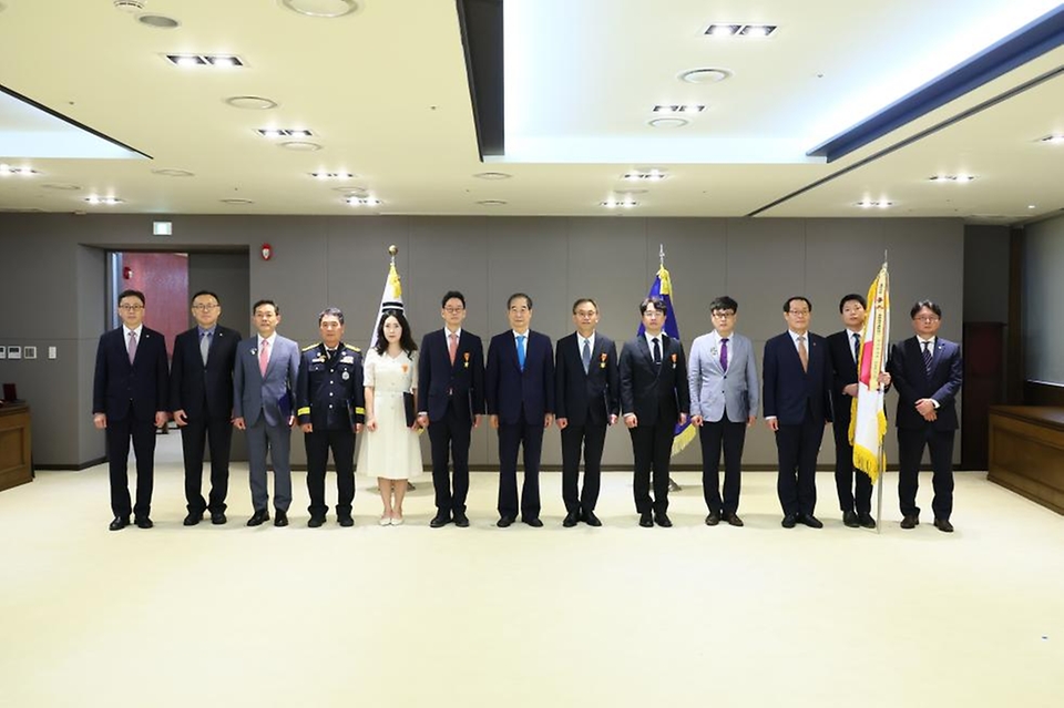 한덕수 국무총리가 18일 정부세종청사 의전행사실에서 열린 ‘제4회 적극행정 유공자 포상식’에서 적극행정 유공자 및 단체에 훈장 및 표창을 수여한 뒤 기념 촬영을 하고 있다.