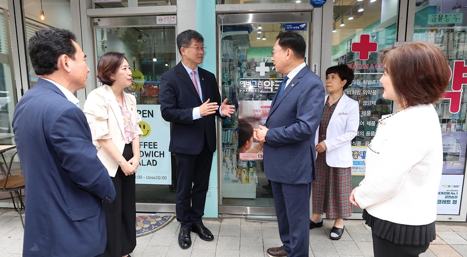 이기일 보건복지부 1차관이 19일 서울 서대문구 에버그린약국을 방문해 최광훈 대한약사회장과 대화하고 있다.