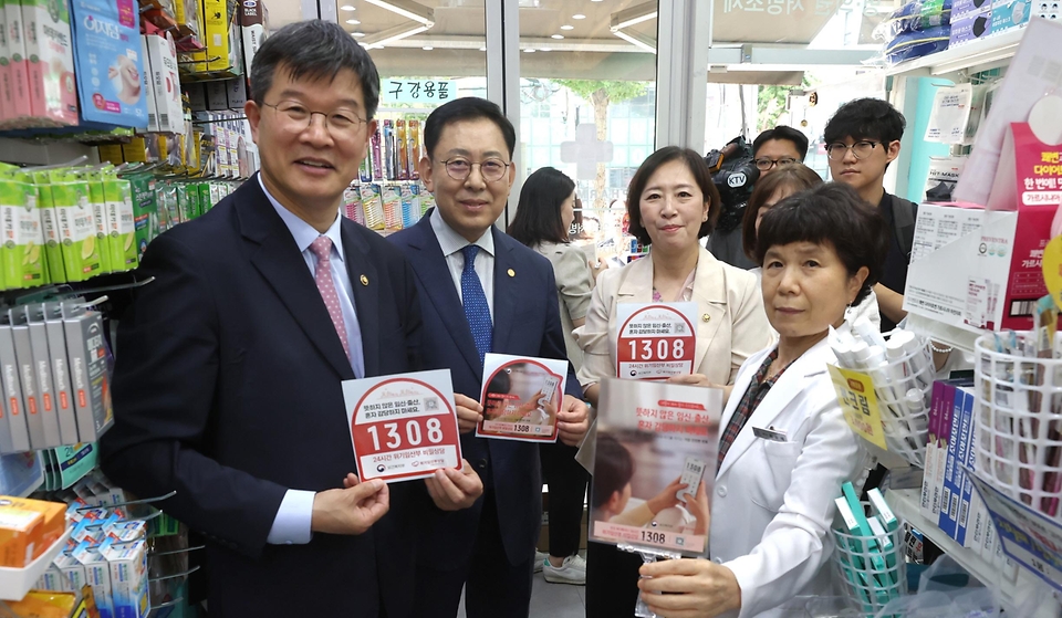 이기일 보건복지부 1차관이 19일 서울 서대문구 에버그린약국을 방문해 위기임산부 상담 전화 1308을 홍보하고 있다.