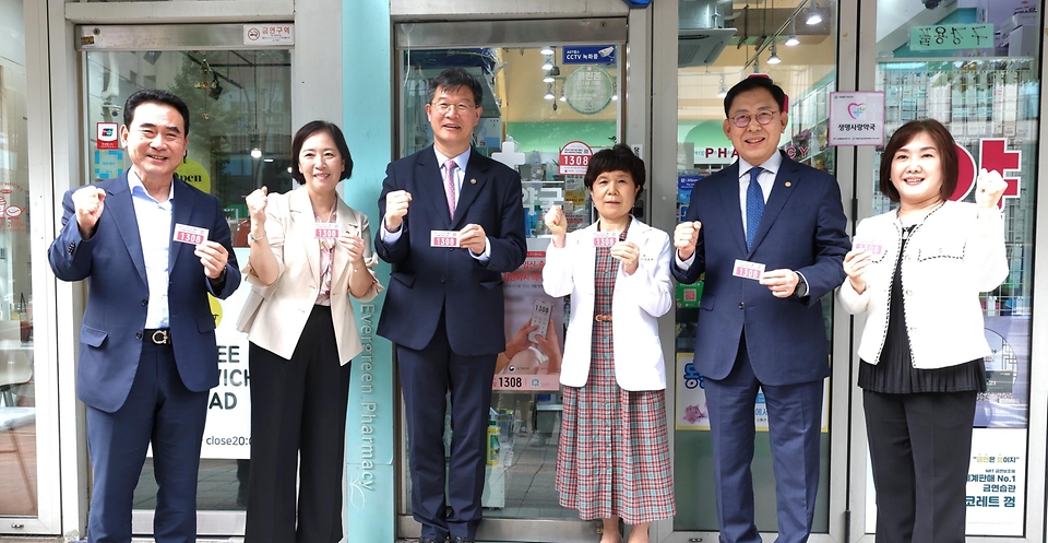 이기일 보건복지부 1차관이 19일 서울 서대문구 에버그린약국을 방문해 위기임산부 상담 전화 1308 홍보물을 전달 후 기념 촬영하고 있다.
