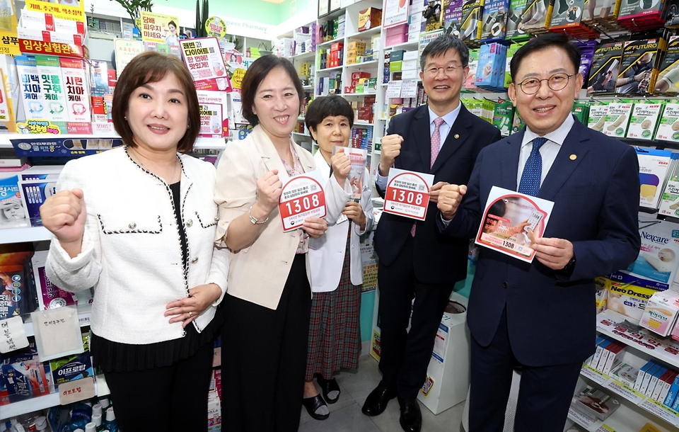 이기일 보건복지부 1차관이 19일 서울 서대문구 에버그린약국을 방문해 위기임산부 상담 전화 1308 홍보물을 전달 후 기념 촬영하고 있다.