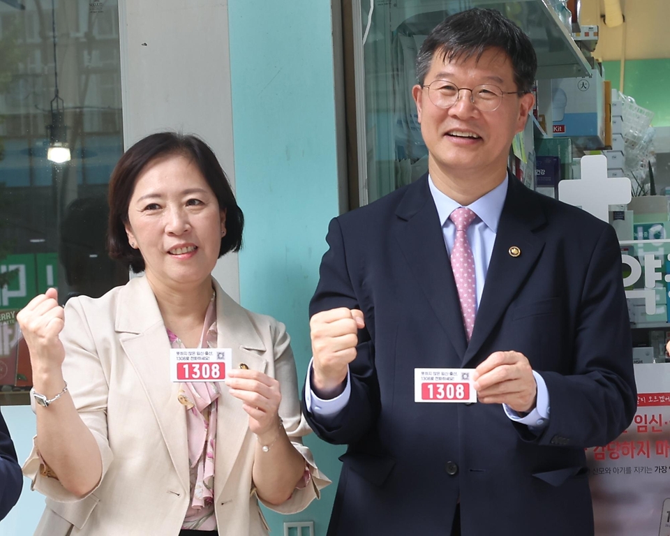 이기일 보건복지부 1차관이 19일 서울 서대문구 에버그린약국을 방문해 위기임산부 상담 전화 1308 홍보물을 전달 후 기념 촬영하고 있다.