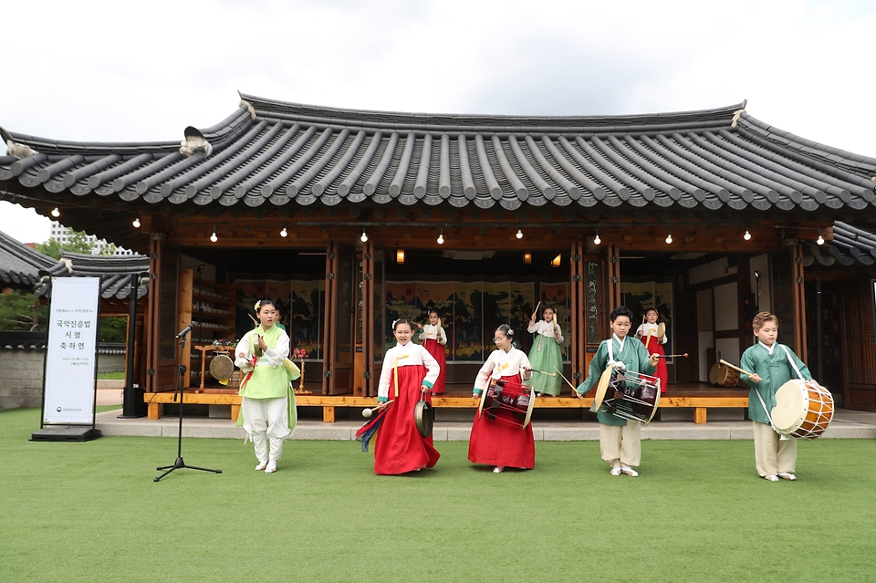 25일 서울 중구 서울남산국악당에서 열린 ‘2024 국악진흥법 시행 축하연’에서 어린이 사물놀이팀 소리풍경이 영재한음회 축하공연을 하고 있다. 