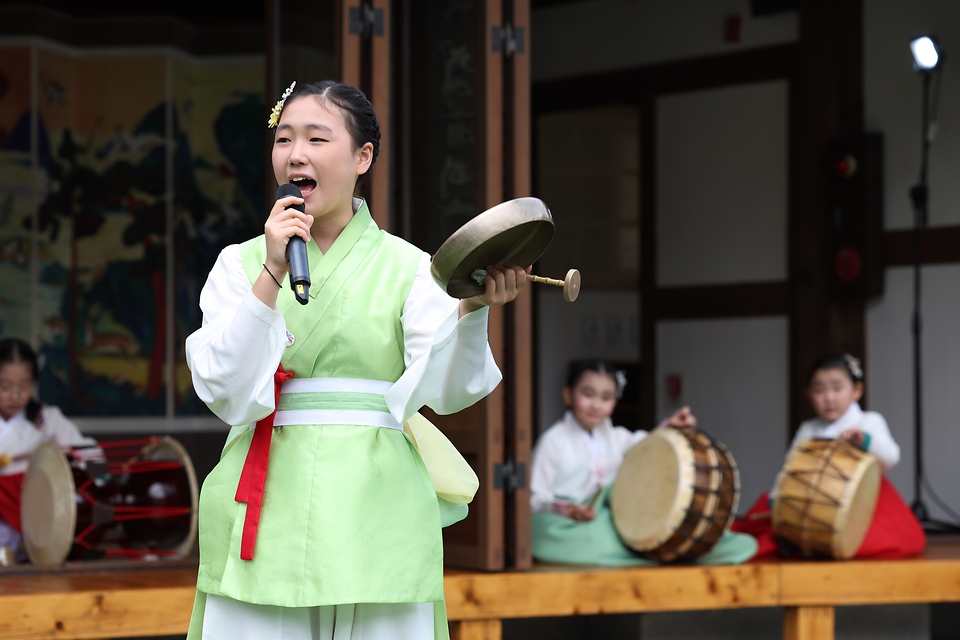 25일 서울 중구 서울남산국악당에서 열린 ‘2024 국악진흥법 시행 축하연’에서 어린이 사물놀이팀 소리풍경이 영재한음회 축하공연을 하고 있다. 
