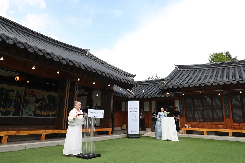 국악인 신영희가 25일 서울 중구 서울남산국악당에서 열린 ‘2024 국악진흥법 시행 축하연’에서 덕담을 하고 있다.