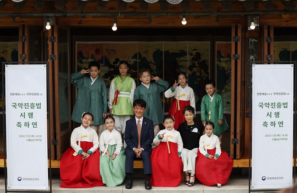 용호성 문화체육관광부 제1차관이 25일 서울 중구서울남산국악당에서 열린 ‘2024 국악진흥법 시행 축하연’에서 어린이 사물놀이팀 소라풍경과 기념 촬영을 하고 있다. 이날 용 차관은 2024년 7월 26일 국악진흥법 시행을 맞아 법 제정을 위해 노력한 국악계를 격려했다. 