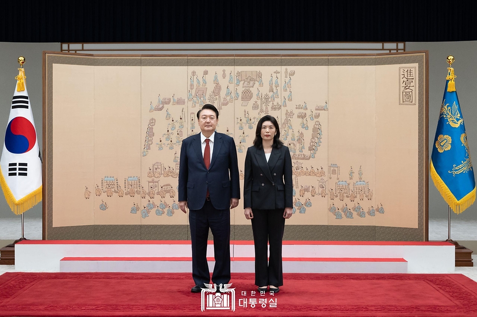 윤석열 대통령이 2일 서울 용산 대통령실 청사에서 열린 임명장 수여식에서 유혜미 대통령실 저출생대응수석에게 임명장을 수여한 뒤 기념 촬영을 하고 있다. 