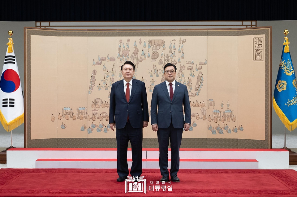 윤석열 대통령이 2일 서울 용산 대통령실 청사에서 열린 임명장 수여식에서 김병환 금융위원장에게 임명장을 수여한 뒤 기념 촬영을 하고 있다. 