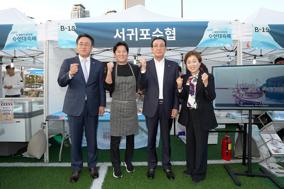 해양수산부(장관 강도형)는 수산물에 대한 국민들의 관심을 제고하고 수산물 소비를 활성화하기 위해 11월 2일(토)부터 3일(일)까지 이틀간 대한민국을 대표하는 수산시장 중 한 곳인 서울 노량진수산시장에서 ‘수산대축제’를 개최하였다.