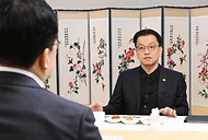최상목 대통령 권한대행 부총리 겸 기획재정부 장관, 거시경제·금융현안 간담회 사진 1