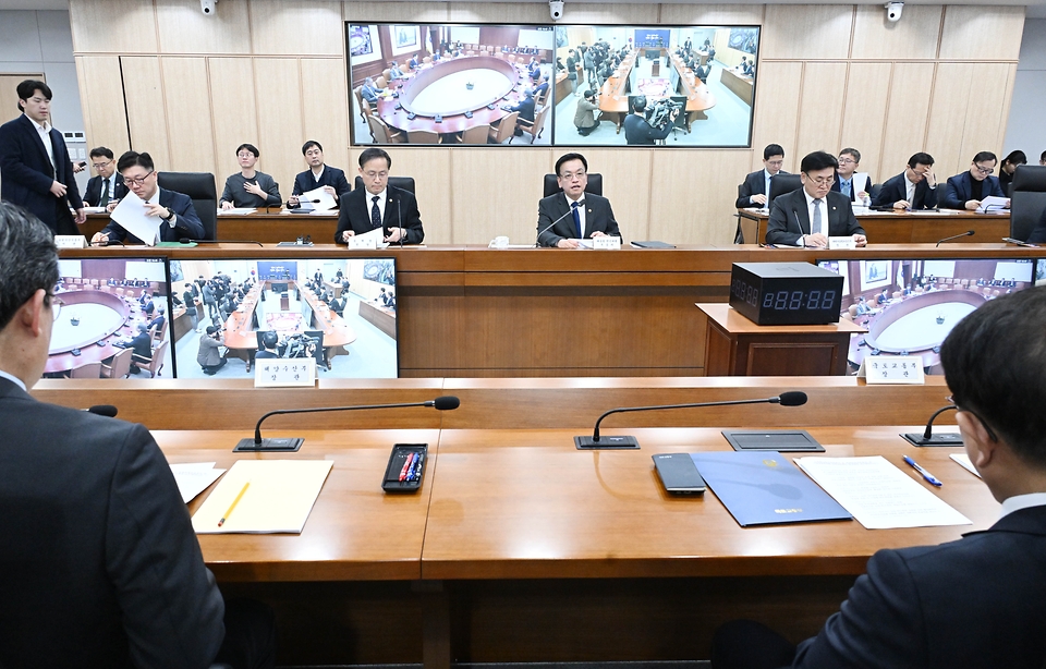 최상목 대통령 권한대행 부총리 겸 기획재정부 장관이 3월 12일 오전 정부세종청사에서 열린 '국정현안관계장관회의 겸 경제관계장관회의 겸 산업경쟁력강화관계장관회의'를 주재, 모두발언을 하고 있다.