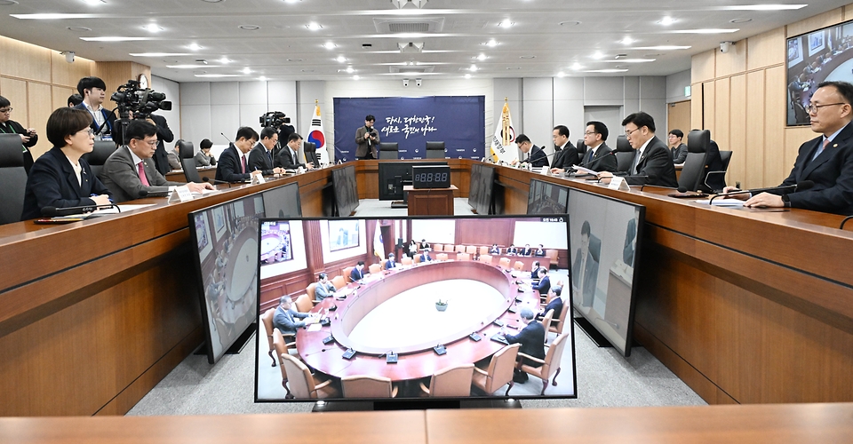 최상목 대통령 권한대행 부총리 겸 기획재정부 장관이 3월 12일 오전 정부세종청사에서 열린 '국정현안관계장관회의 겸 경제관계장관회의 겸 산업경쟁력강화관계장관회의'를 주재, 모두발언을 하고 있다.