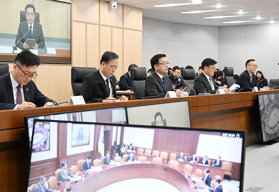 최상목 대통령 권한대행 부총리 겸 기획재정부 장관이 3월 12일 오전 정부세종청사에서 열린 '국정현안관계장관회의 겸 경제관계장관회의 겸 산업경쟁력강화관계장관회의'를 주재, 모두발언을 하고 있다.